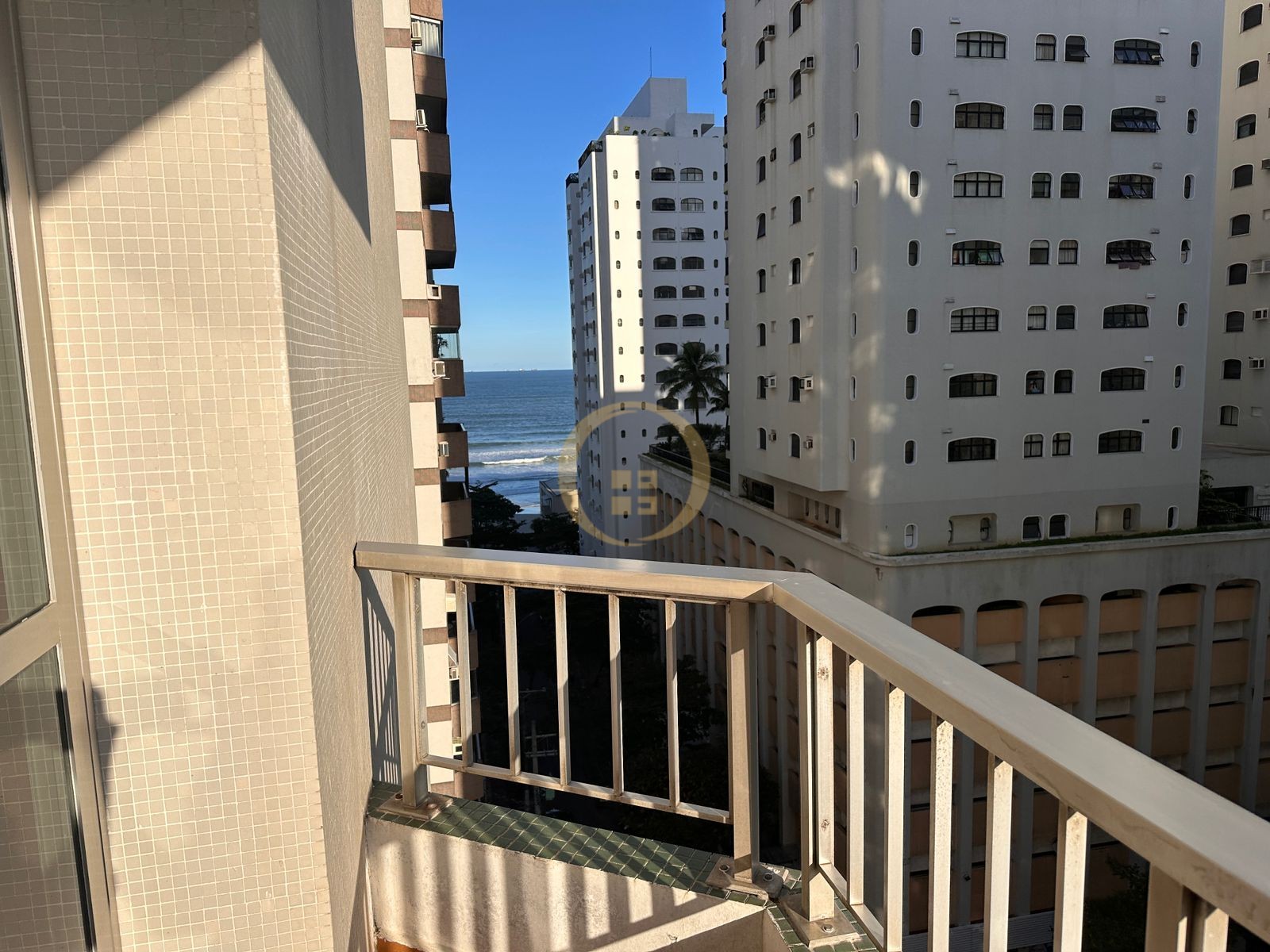 Apartamento na Praia das Pitangueiras, Guarujá - SP