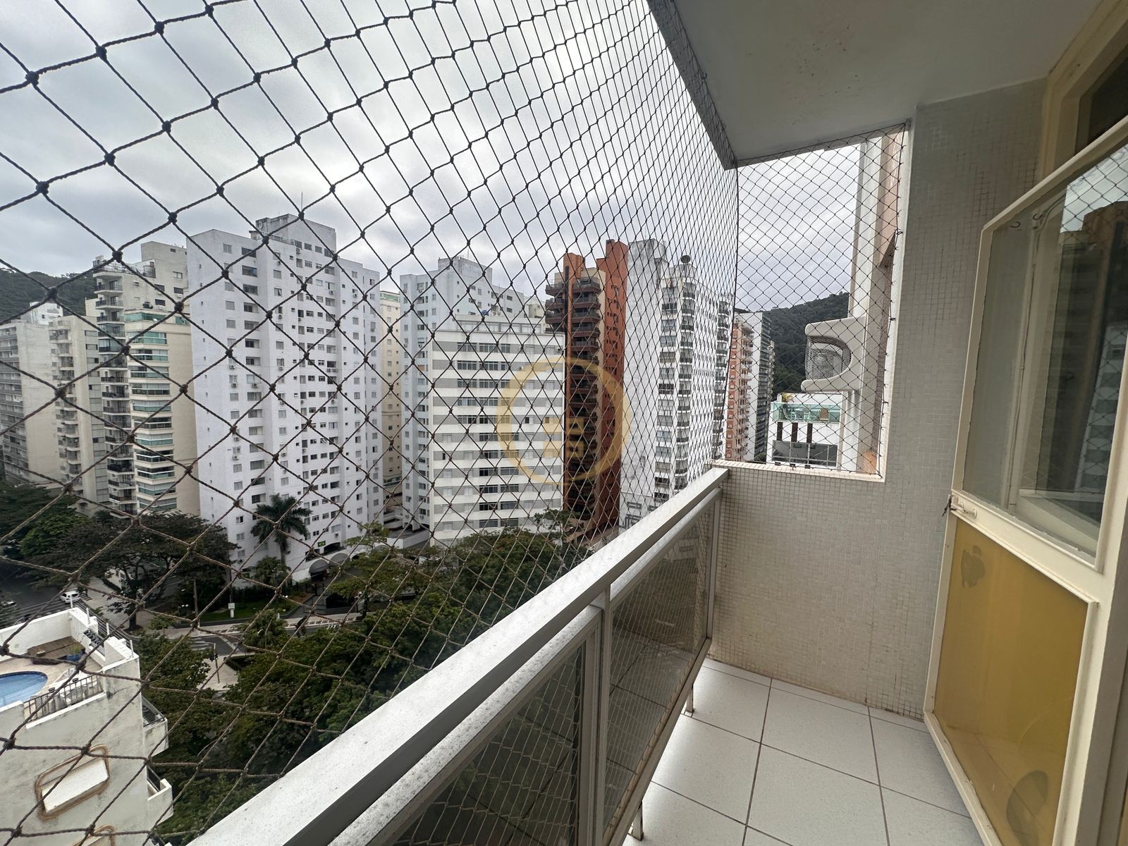 Apartamento na Praia das Pitangueiras, Guarujá - SP