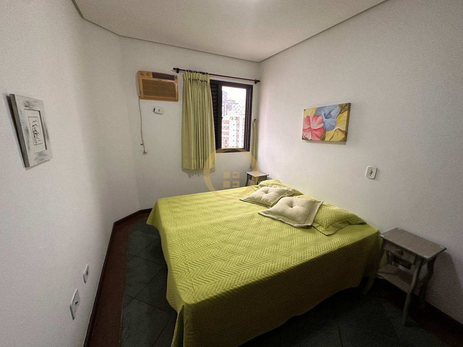 Apartamento na Praia das Pitangueiras, Guarujá - SP