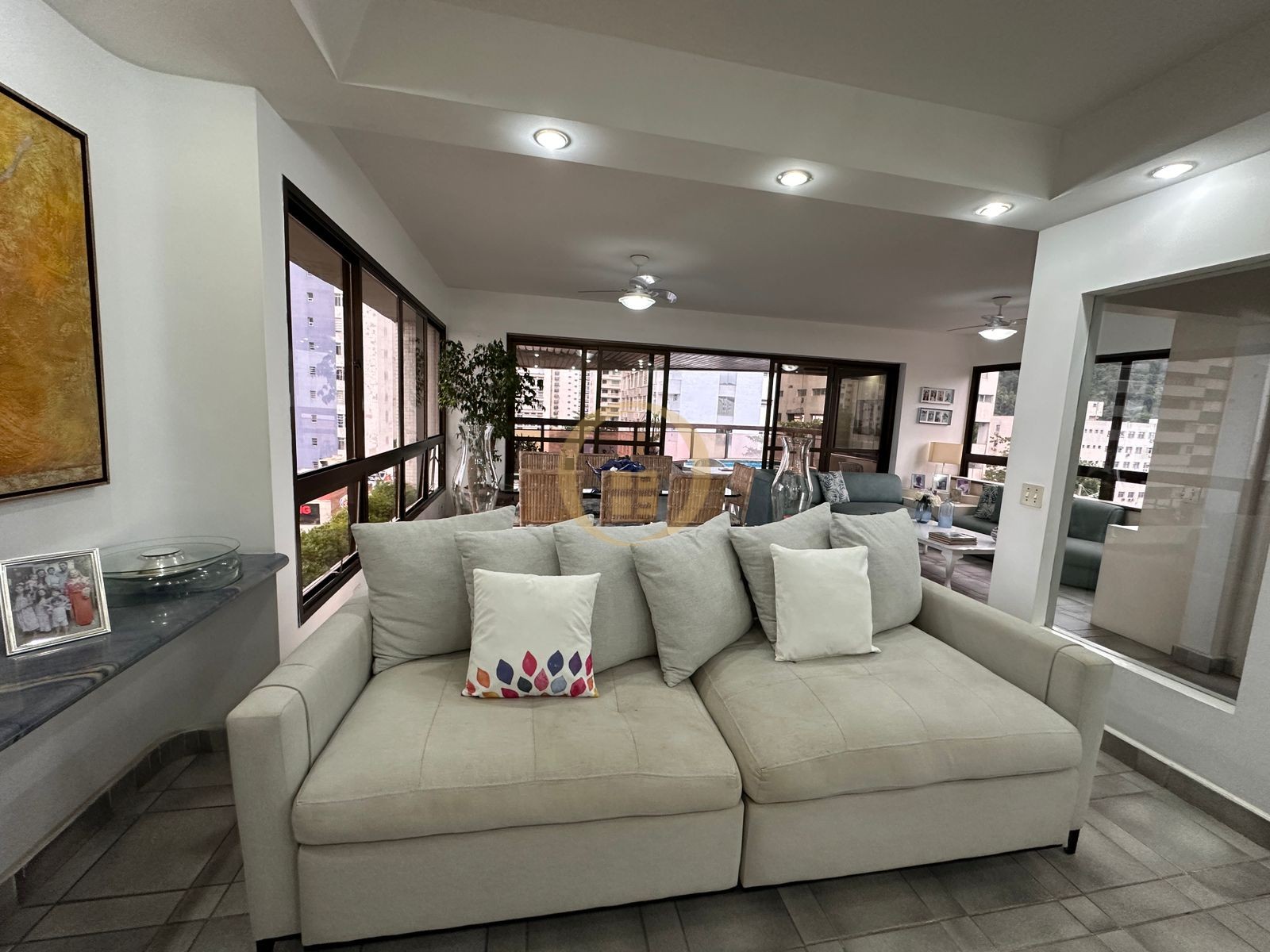 Apartamento na Praia das Pitangueiras, Guarujá - SP