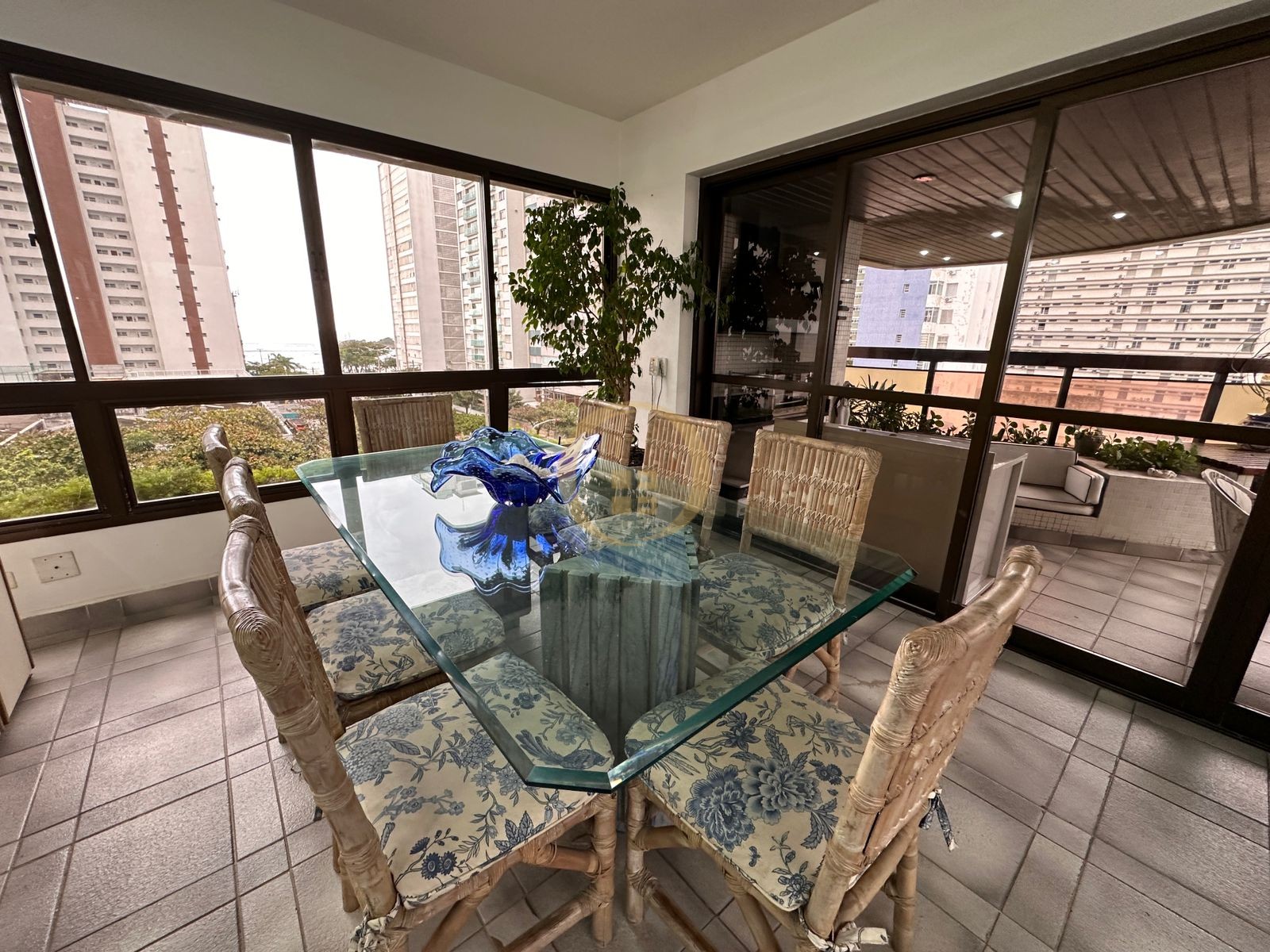Apartamento na Praia das Pitangueiras, Guarujá - SP