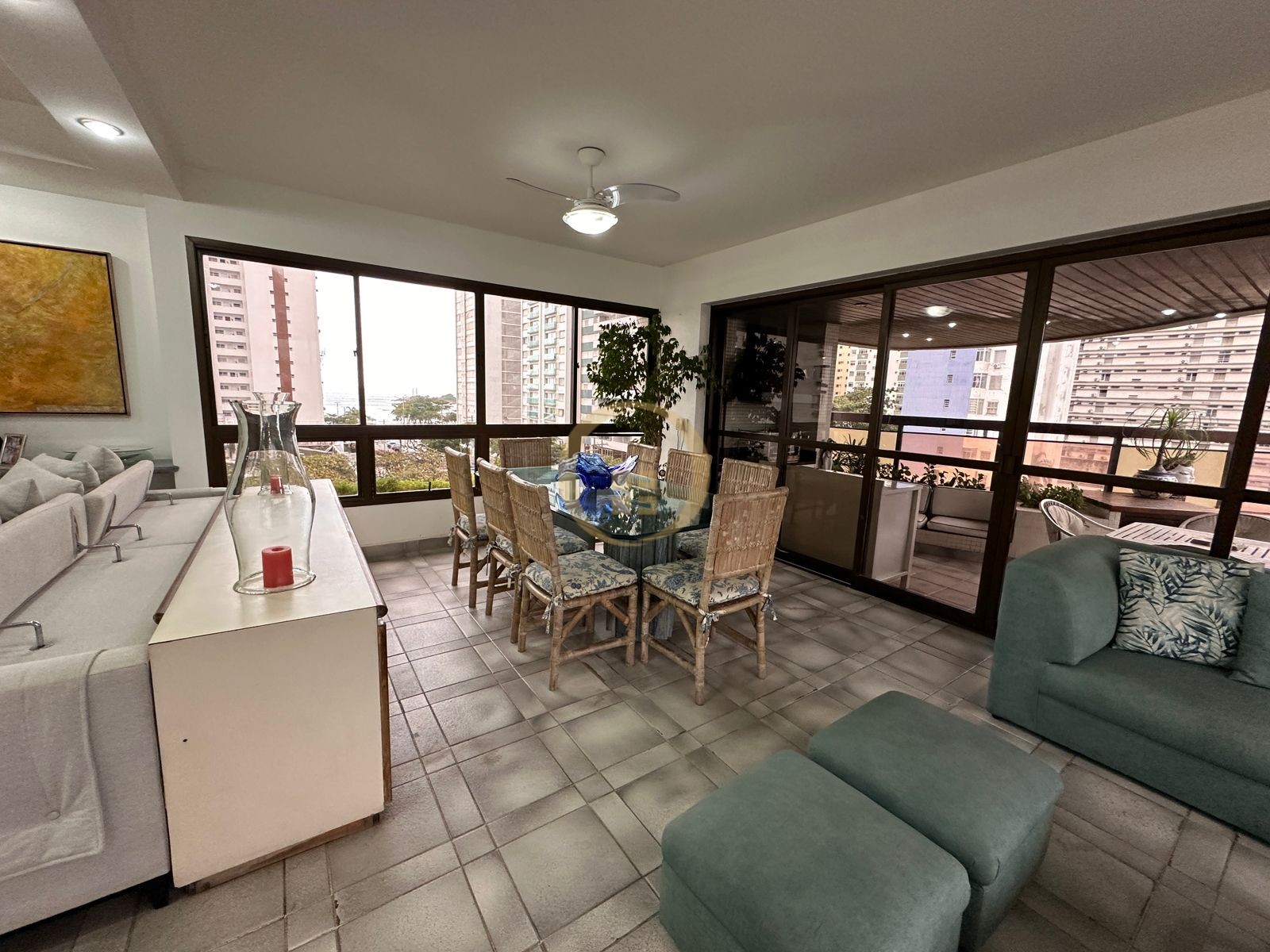 Apartamento na Praia das Pitangueiras, Guarujá - SP