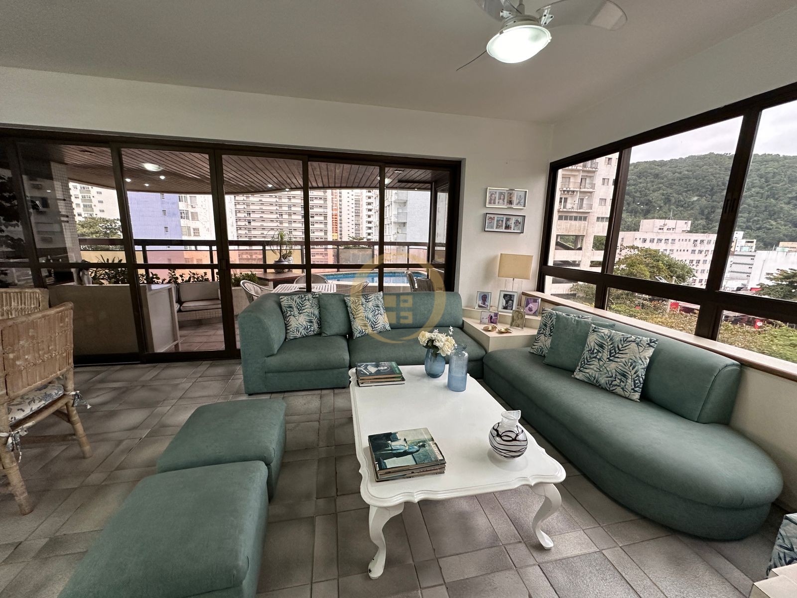 Apartamento na Praia das Pitangueiras, Guarujá - SP