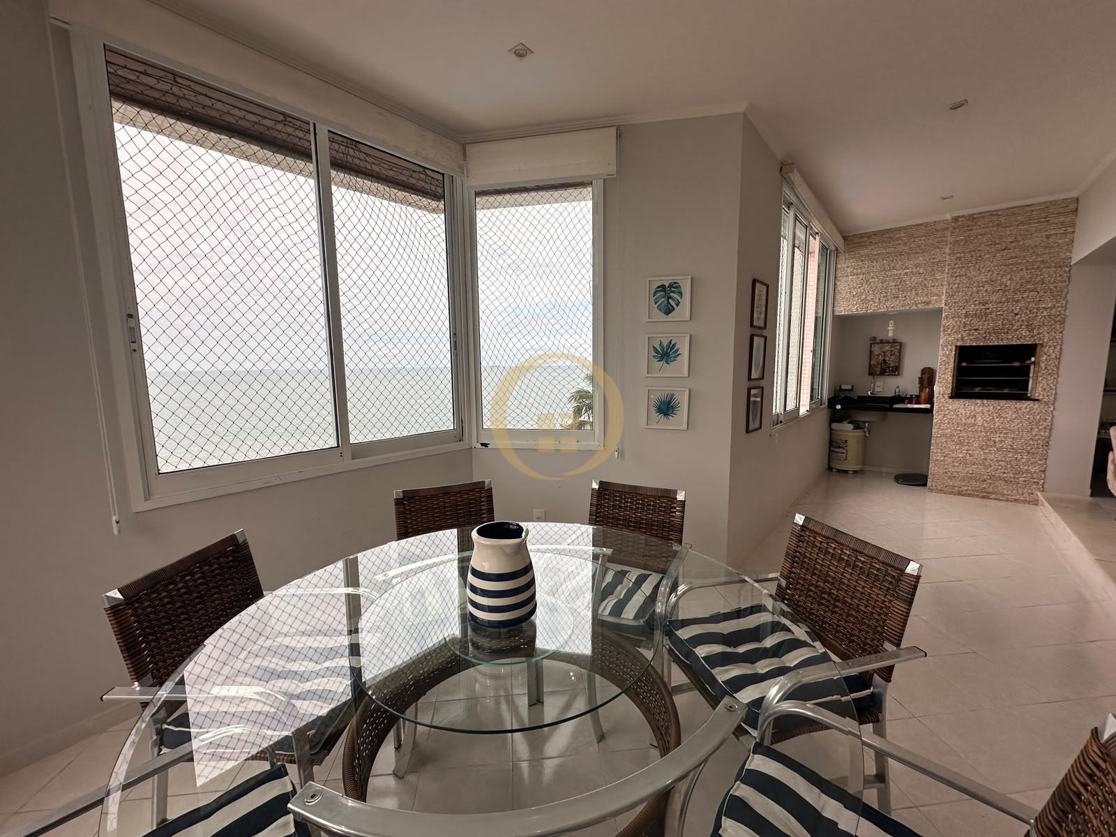 Apartamento Frente ao Mar nas Pitangueiras, Guarujá - SP